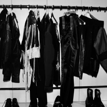 Kolekcija oblačil in obutve z dodano idrijsko čipko